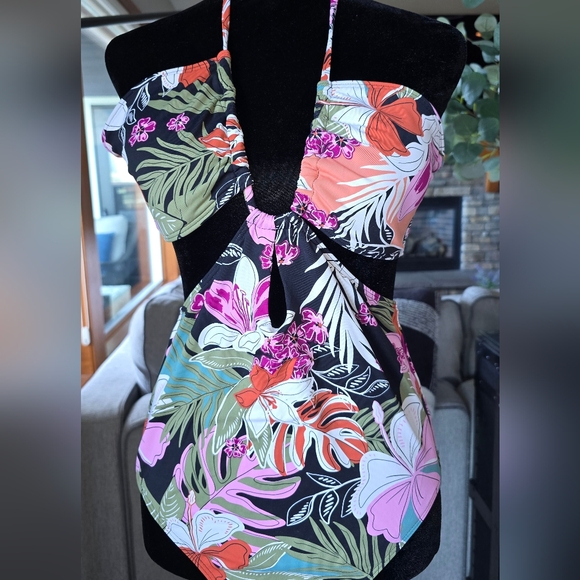 ROXY NWT swimsuit with cutouts Size Large - Picture 6 of 10